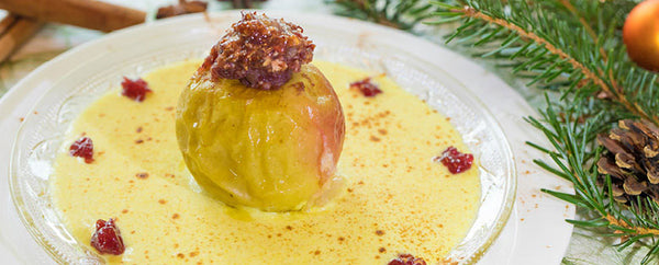 Bratapfel mit Marzipan-Preiselbeerfülle auf Hirseschaum