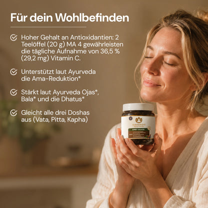 Frau hält Maharishi Ayurveda Amrit Kalash MA 4 für die tägliche Ayurveda-Routine