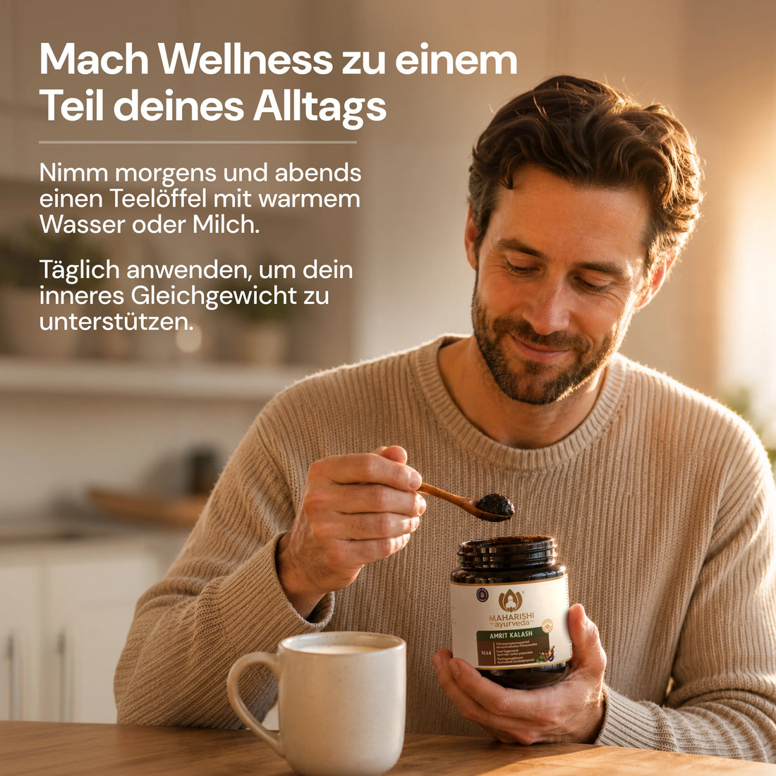 Mann nimmt einen Löffel Amrit Kalash MA 4 als Teil seiner täglichen Ayurveda-Routine