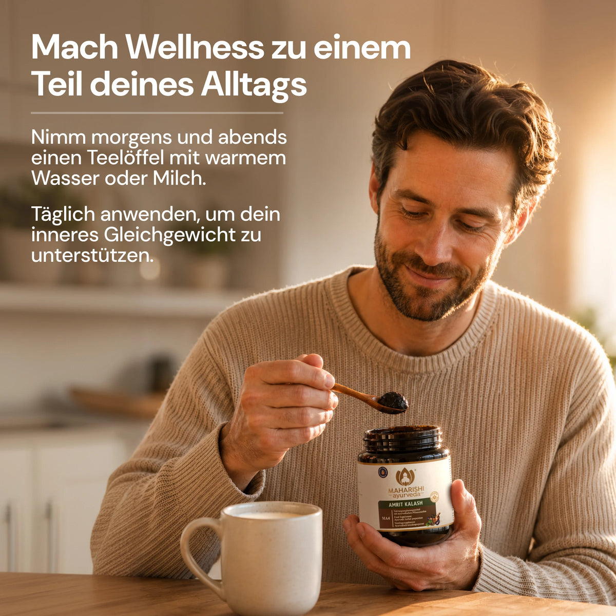 Mann nimmt einen Löffel Amrit Kalash MA 4 als Teil seiner täglichen Ayurveda-Routine