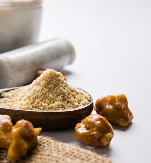 Asafoetida Pulver und natürliche Harzstücke auf einem Teller