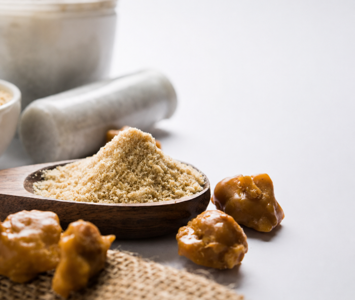 Asafoetida Pulver und natürliche Harzstücke auf einem Teller