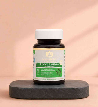 Ashwagandha Flasche auf dunklem Holzuntergrund