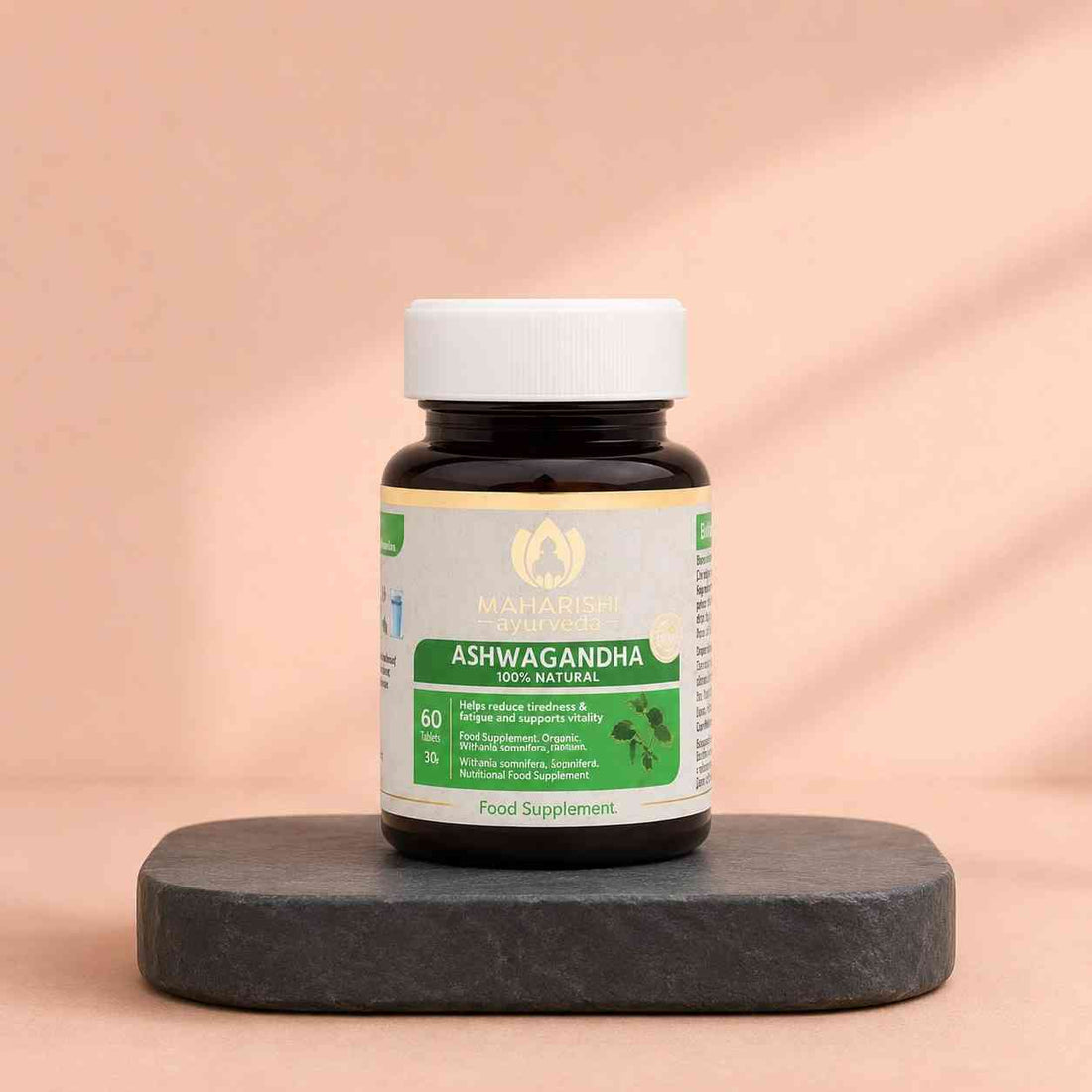 Ashwagandha Flasche auf dunklem Holzuntergrund