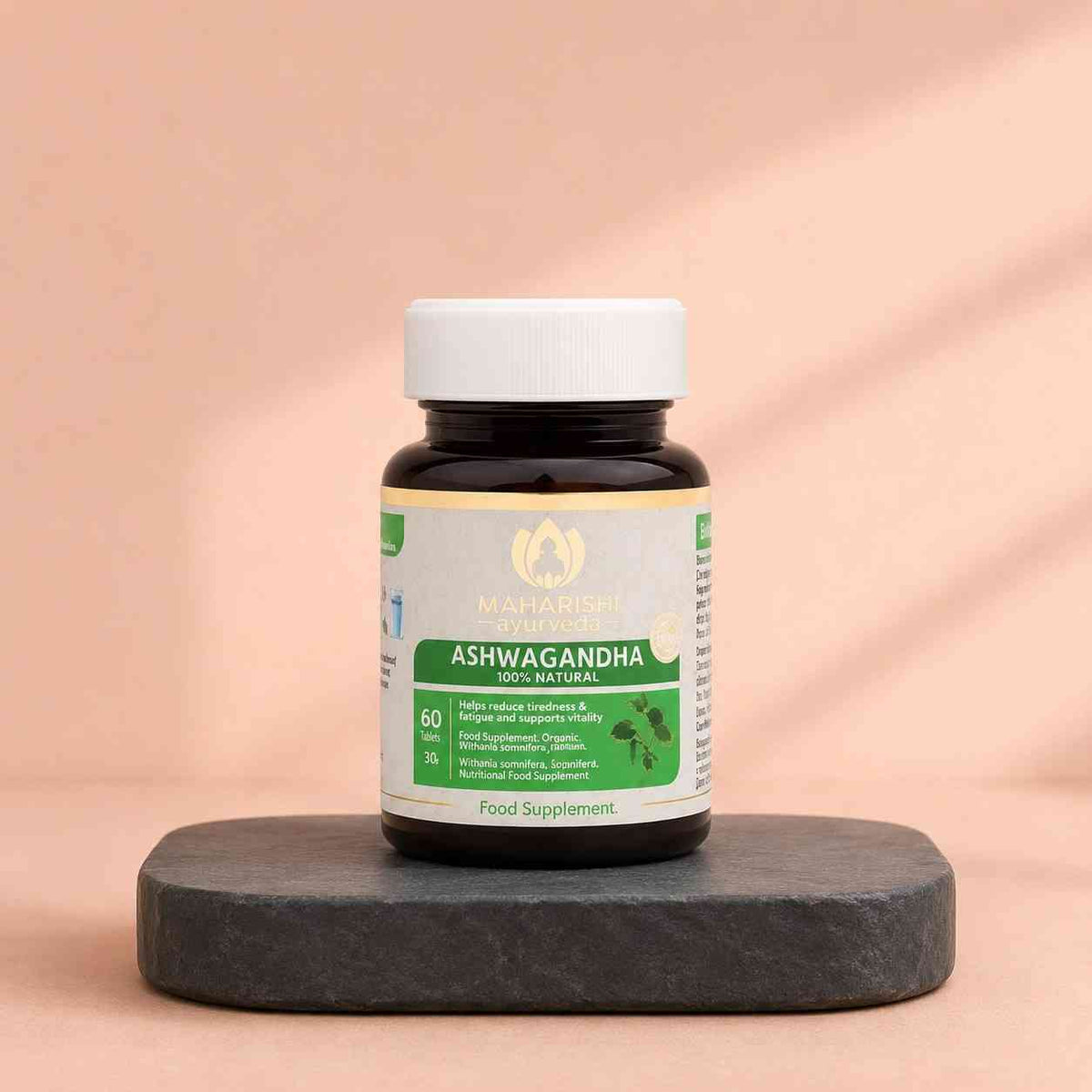 Ashwagandha Flasche auf dunklem Holzuntergrund