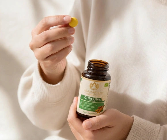 Person nimmt eine Curcuma Bio Tablette mit dem Produkt ein