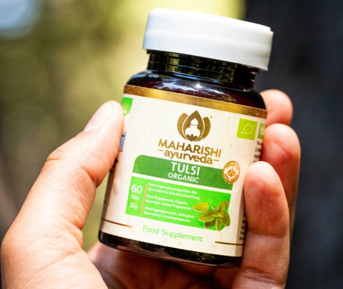 Tulsi Bio Nahrungsergänzung in der Hand