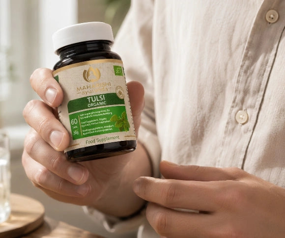 Tulsi Bio Nahrungsergänzung in der Hand