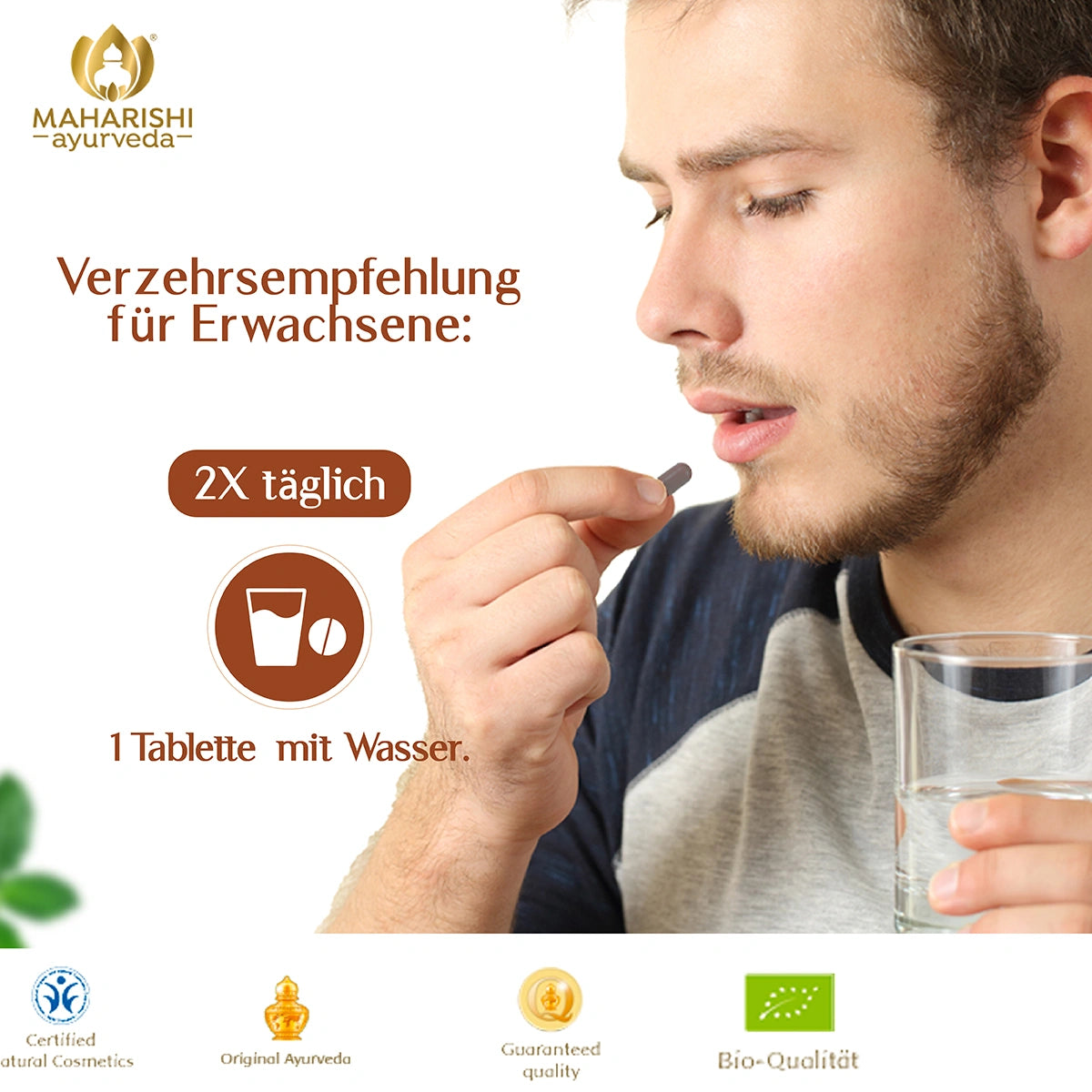 Mann nimmt eine Tulsi Tablette mit Wasser ein