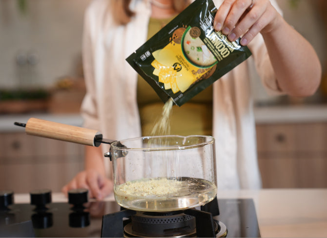 Zubereitung der Kokosnuss-Gemüsesuppe mit Wasser