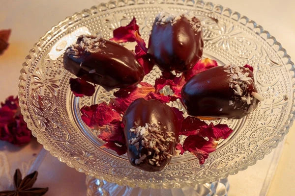 Datteln mit Marzipanfülle in dunkler Schokolade