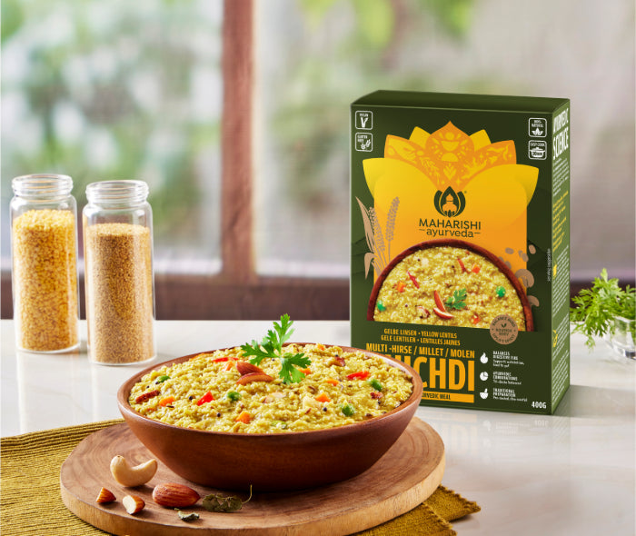 Gelbe Linsen Multi-Hirse Khichdi mit Gemüse und Nüssen