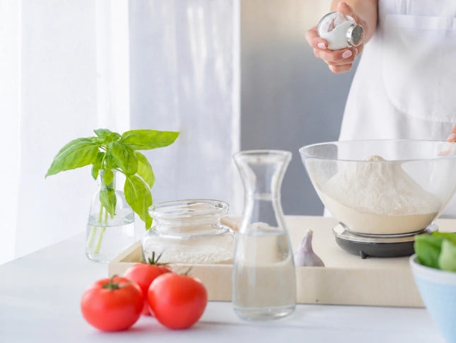 Steinsalz beim Kochen mit frischen Lebensmitteln
